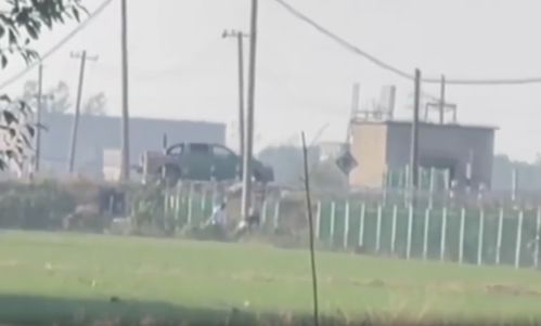 網(wǎng)曝阜陽一轎車停在鐵道中間逼停火車，所幸自備車速度不快
